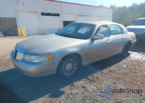 2001 Lincoln Town Car Signature from USA, damaged, VIN 1LNHM82W31Y732838